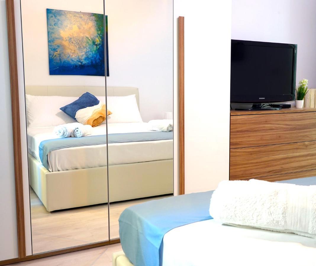 דירות נאפולי Hostly - Vittoria House - Near The Center With Private Parking מראה חיצוני תמונה