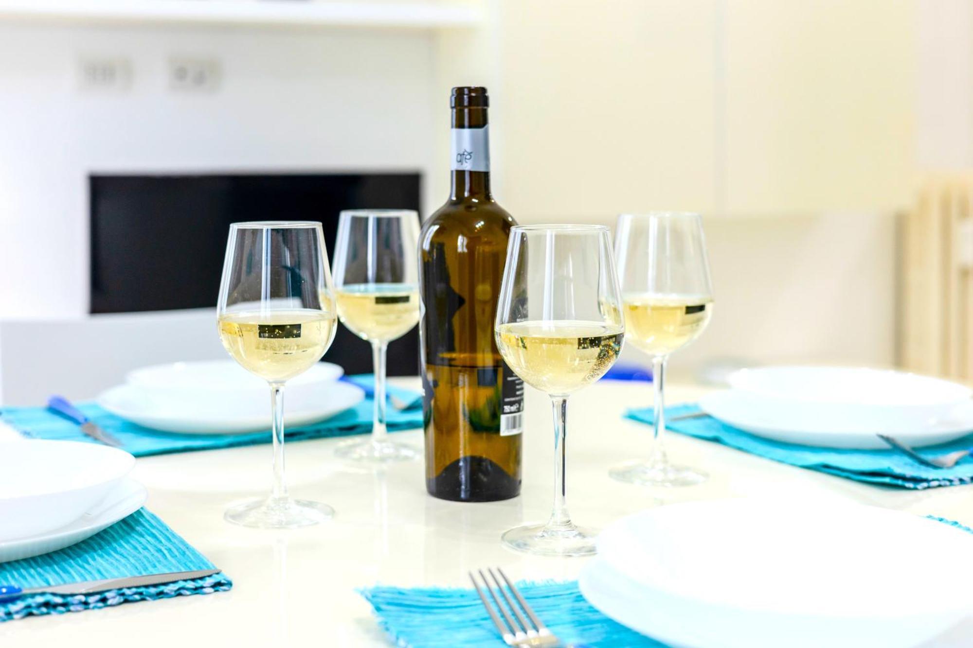 דירות נאפולי Hostly - Vittoria House - Near The Center With Private Parking מראה חיצוני תמונה