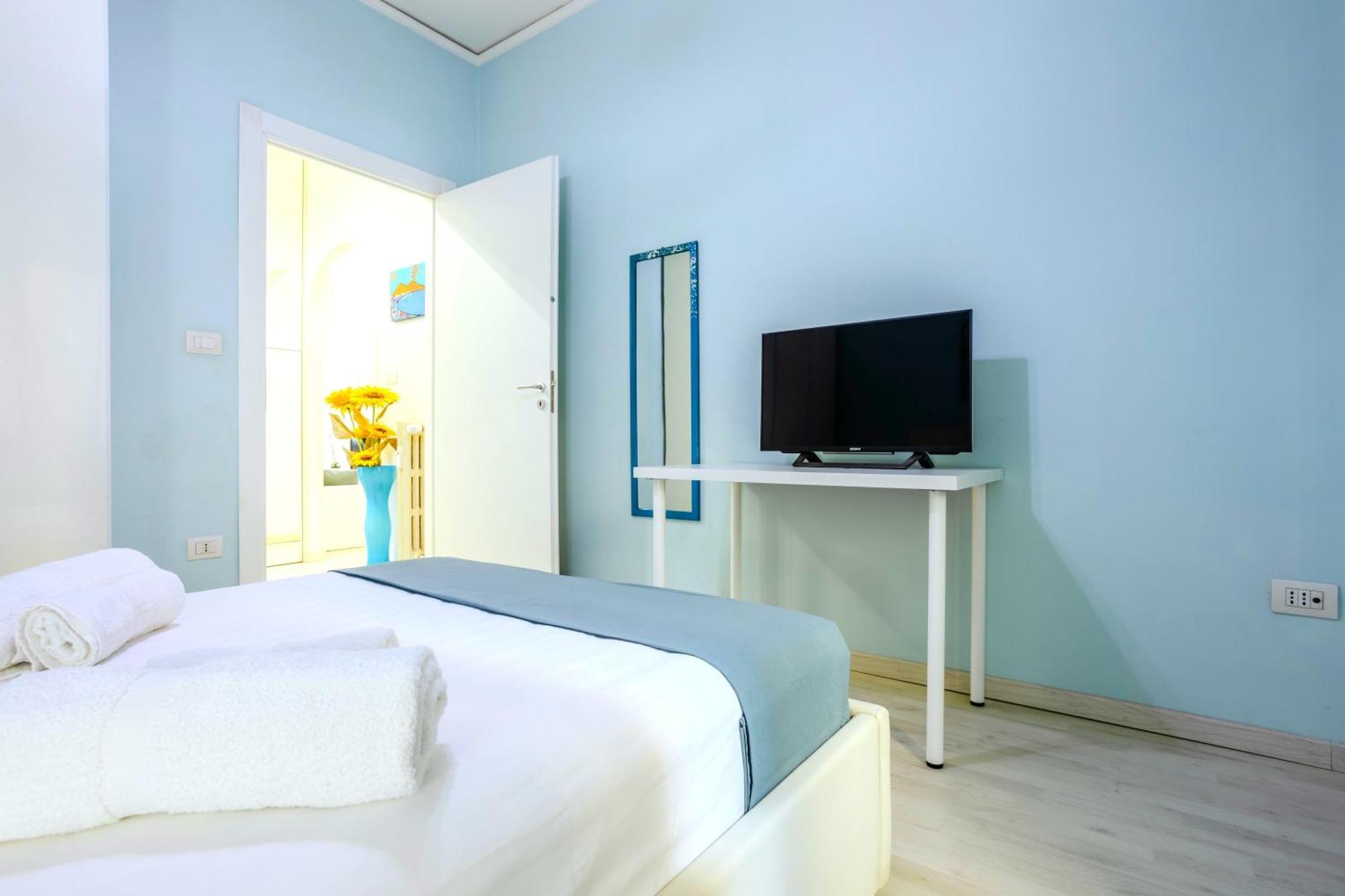 דירות נאפולי Hostly - Vittoria House - Near The Center With Private Parking מראה חיצוני תמונה