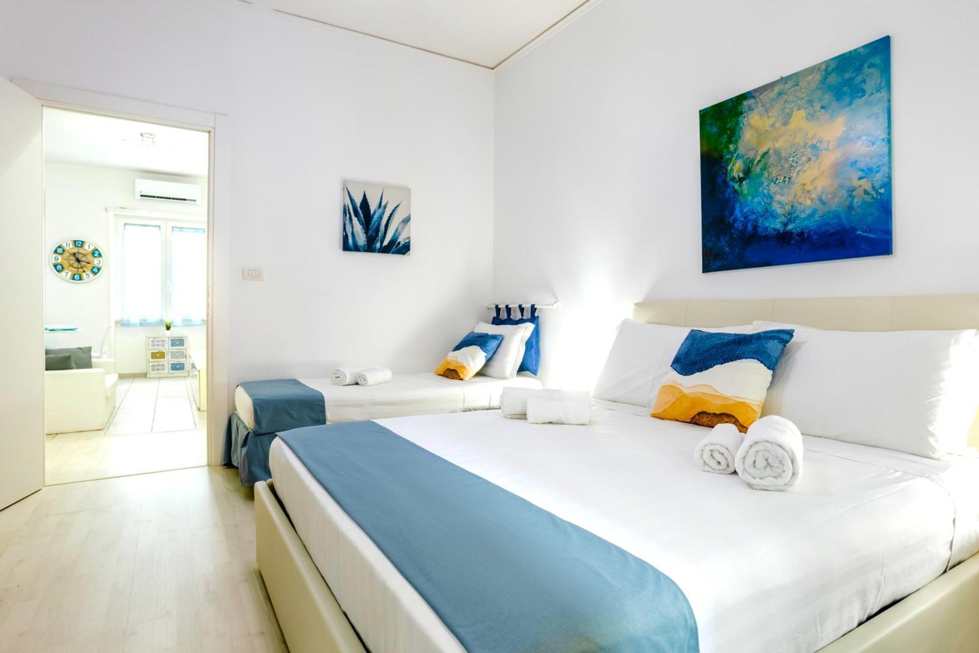 דירות נאפולי Hostly - Vittoria House - Near The Center With Private Parking מראה חיצוני תמונה